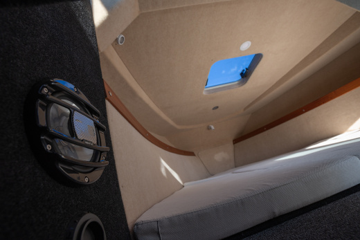 VOYAGER 700 Cabin с YAMAHA 250