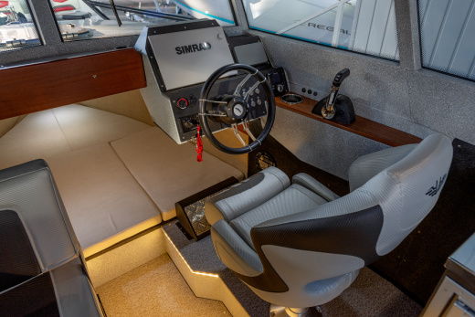 VOYAGER 700 Cabin с YAMAHA 250