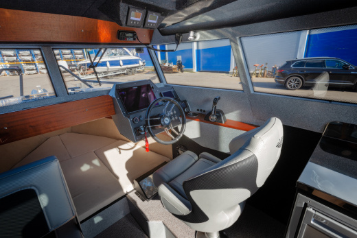 VOYAGER 700 Cabin с YAMAHA 250