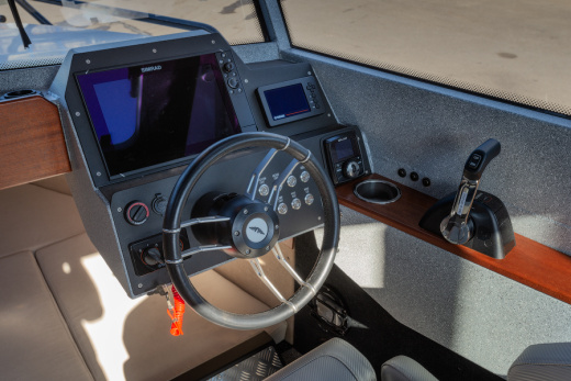 VOYAGER 700 Cabin с YAMAHA 250